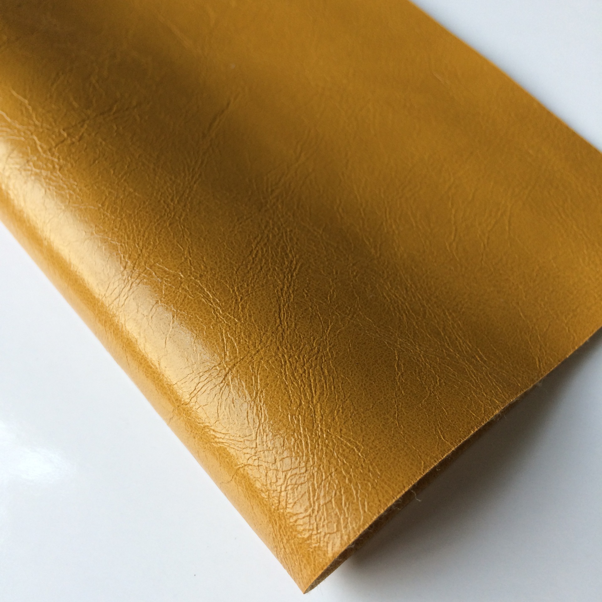 廠家優(yōu)質(zhì)現(xiàn)貨批發(fā) 油蠟皮皮革面料，打造高端軟包與皮革制品的理想之選